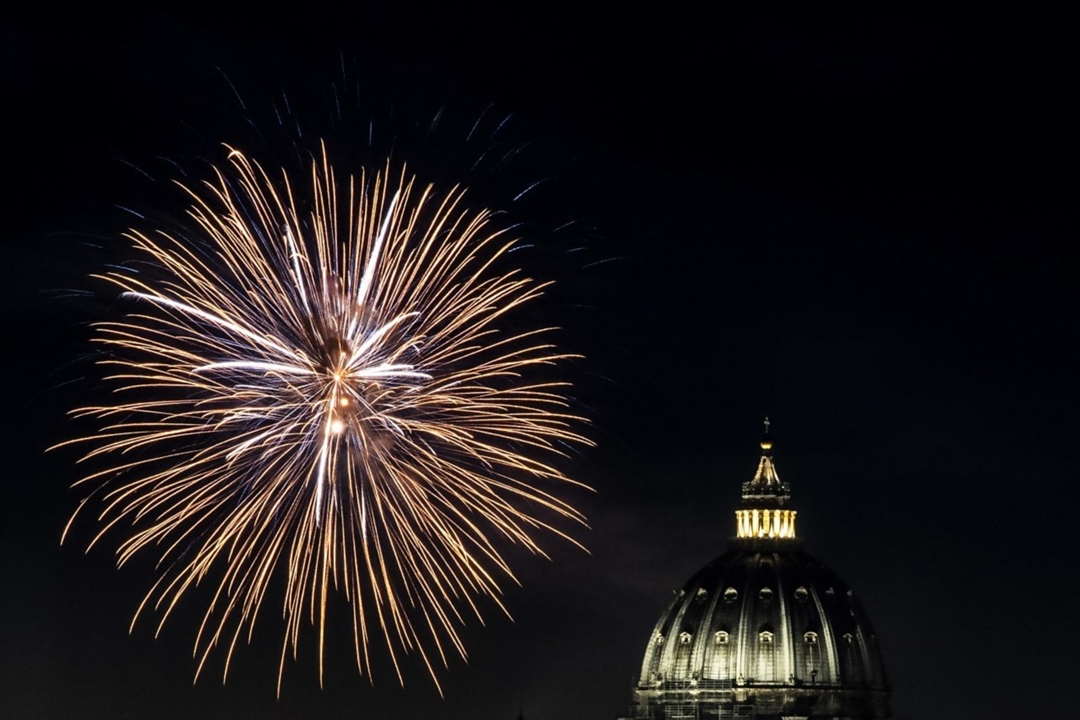 Fuochi d'artificio sulla basilica di San Pietro